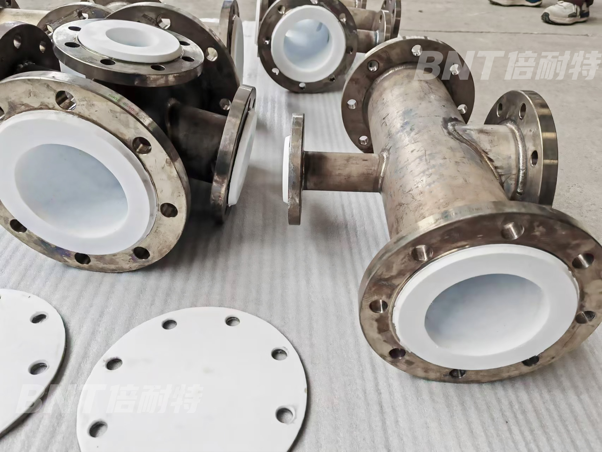 客戶定制異徑等靜壓鋼襯四氟管件整裝待發